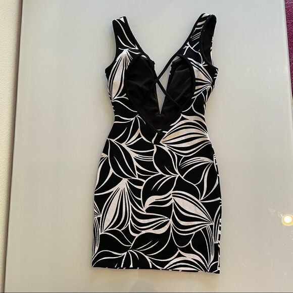 Abstract Leaf Bodycon Mini Dress - Picture 2 of 10